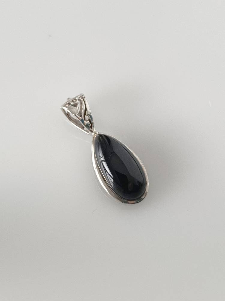 Simple black pendant, back onyx pendant in silver, Teardrop black onyx pendant, leaf shaped black onyx silver, Minimalist, chic, Australia, Zorbajewellers