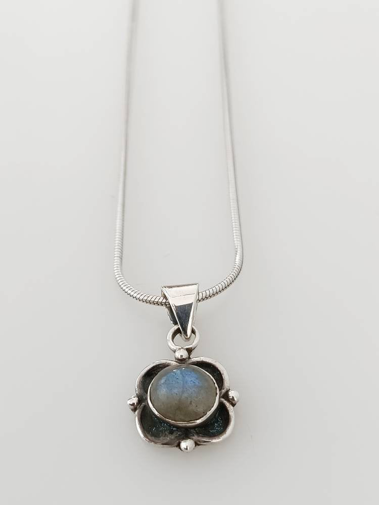 Genuine Labradorite Gem SOLID 925 Oxidized Silver Floral Pendant, Rustic Style Silver Labradorite Pendant, Genuine Labradorite Gem Australia, Zorbajewellers
