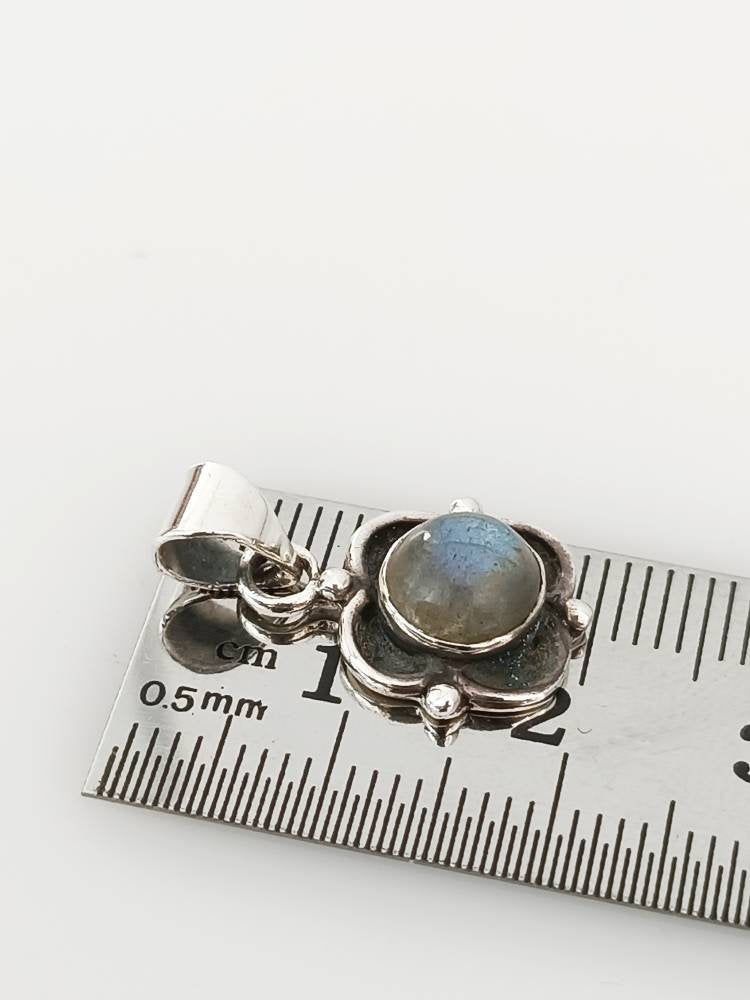 Genuine Labradorite Gem SOLID 925 Oxidized Silver Floral Pendant, Rustic Style Silver Labradorite Pendant, Genuine Labradorite Gem Australia, Zorbajewellers