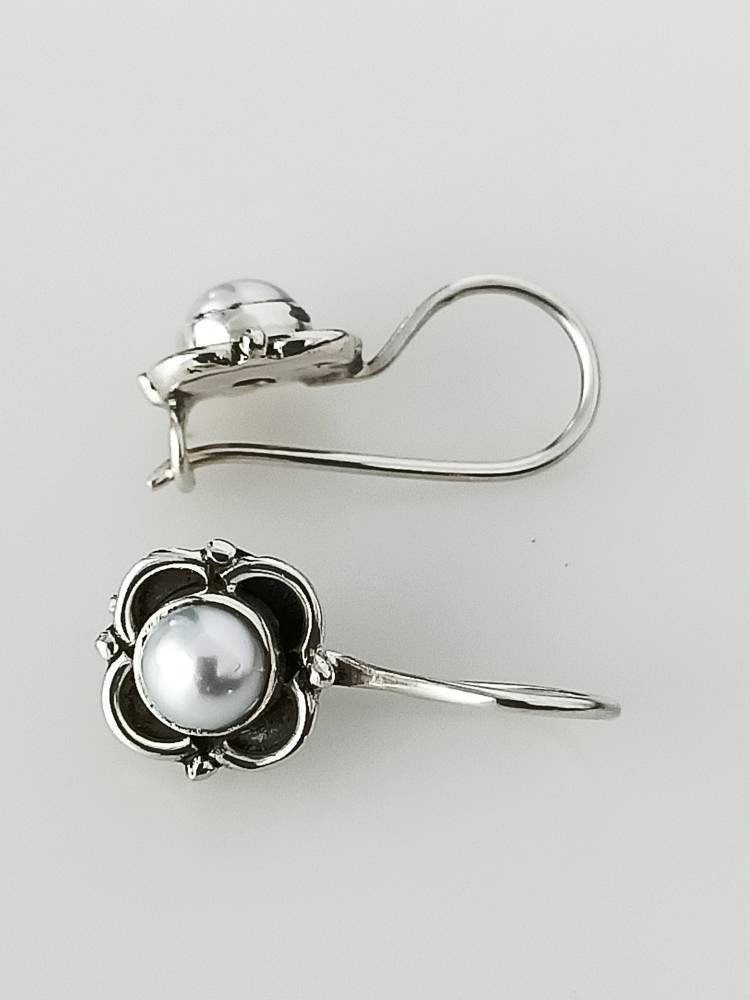 Gray pearl hot sale stud earrings