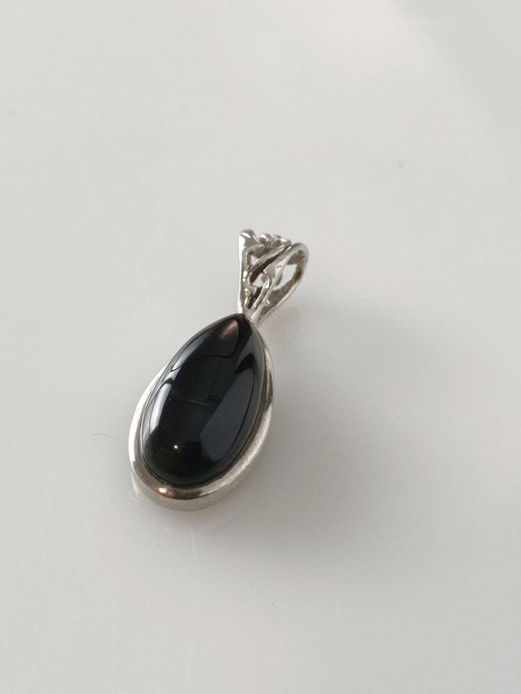 Simple black pendant, back onyx pendant in silver, Teardrop black onyx pendant, leaf shaped black onyx silver, Minimalist, chic, Australia, Zorbajewellers