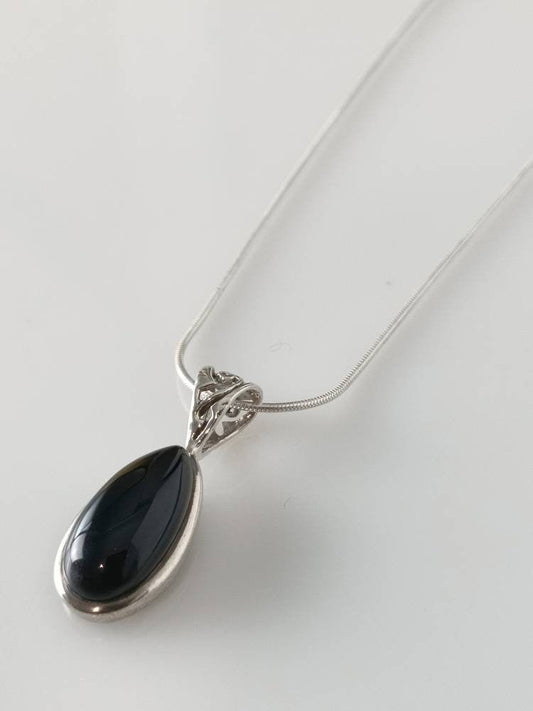 Simple black pendant, back onyx pendant in silver, Teardrop black onyx pendant, leaf shaped black onyx silver, Minimalist, chic, Australia, Zorbajewellers